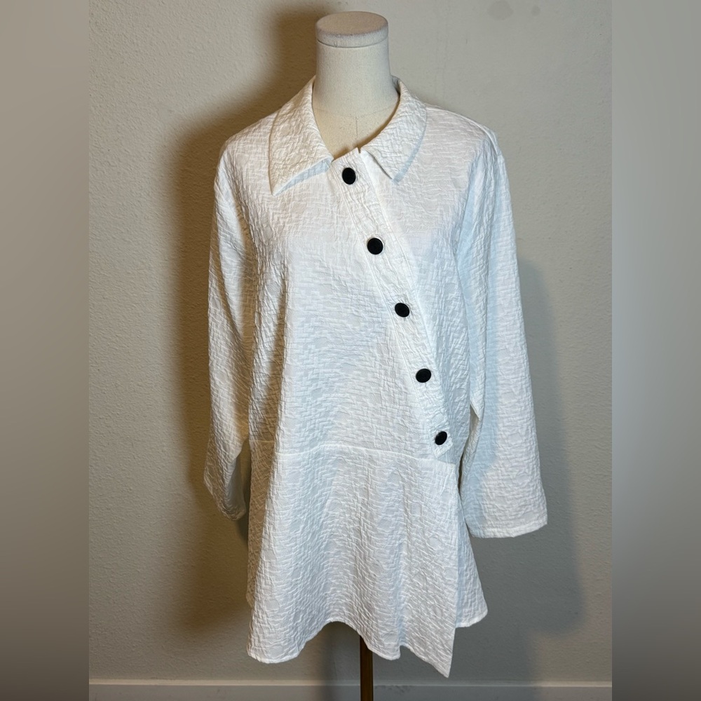 NWT Niche Asymmetrical Textured Button Blouse Off White size XL